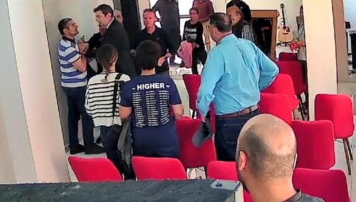 Kilisede pastöre tokat attı, “hoşgörüsünü denedim” dedi Kilisede pastöre tokat attı, “hoşgörüsünü denedim” dedi