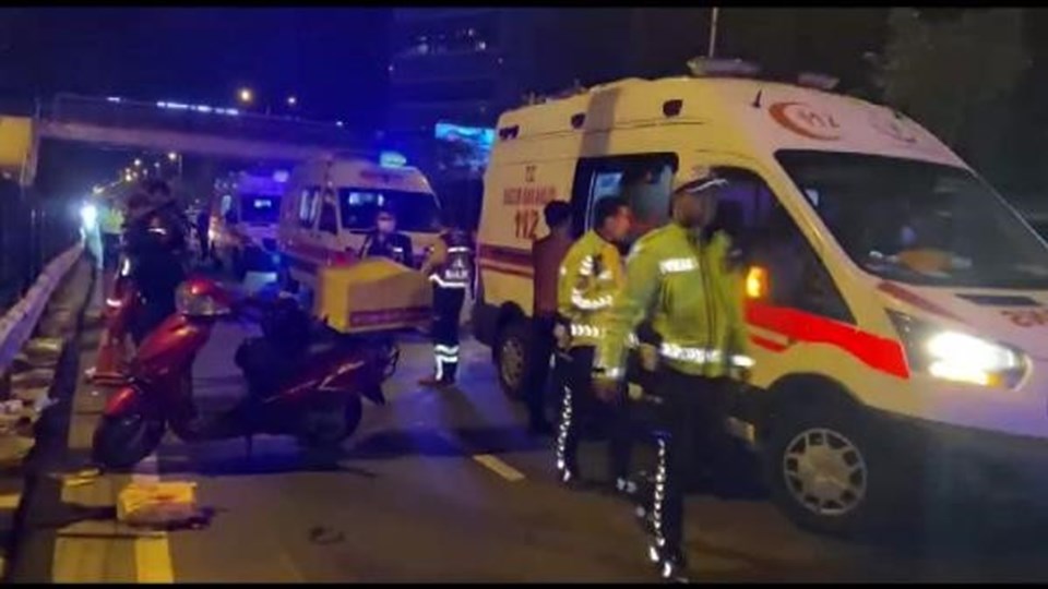 Takla atan otomobil, motosikletin üzerine devrildi: 1 yaralı - 1