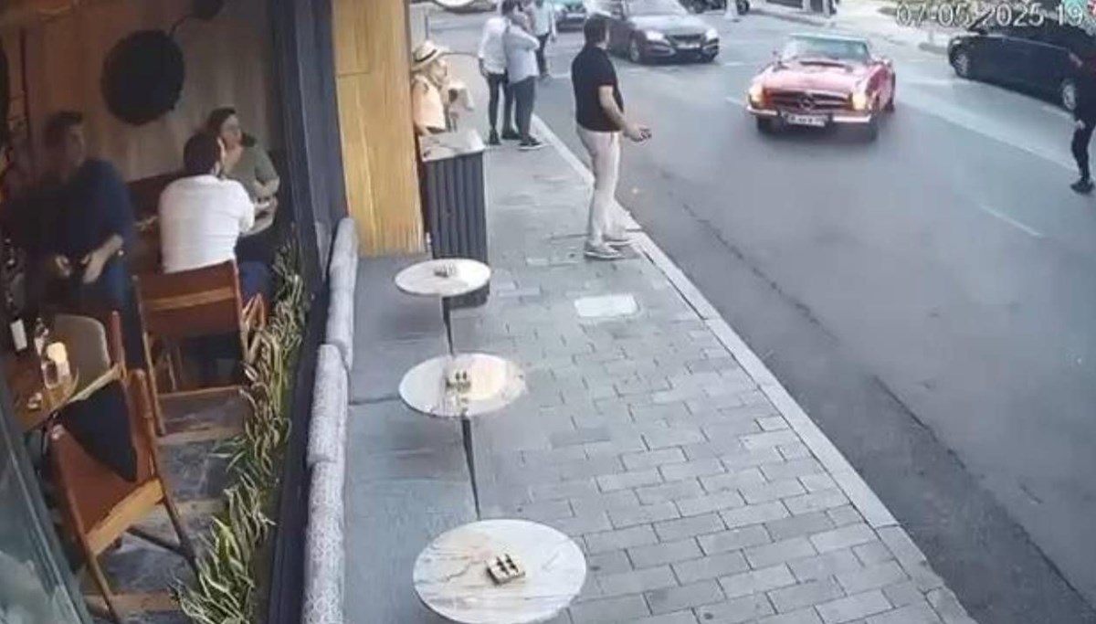 Vale, klasik araçla kaza yaptı Vale, klasik araçla kaza yaptı