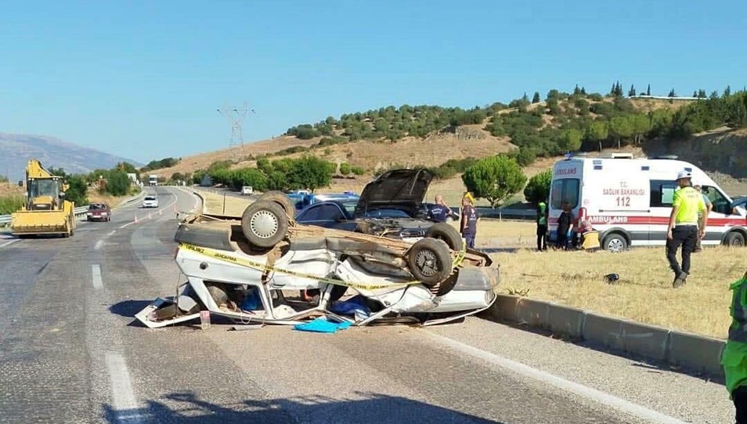 Manisa'da kavşakta kaza: Ölü ve yaralılar var