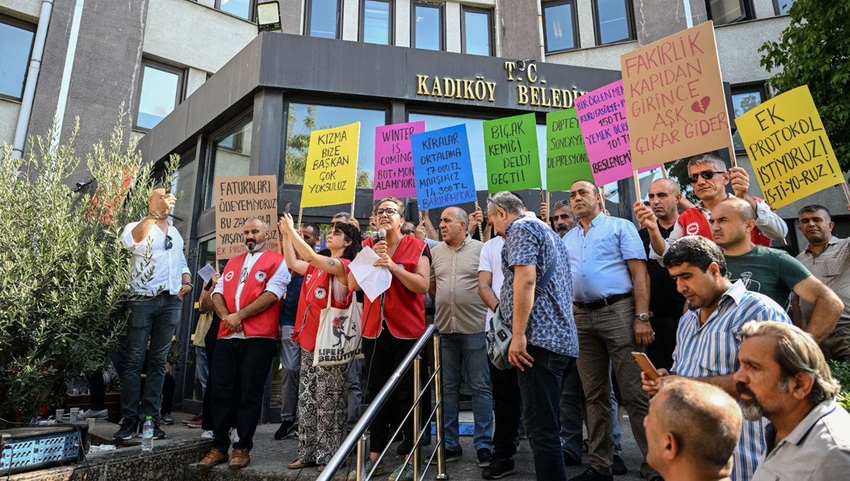 Kadıköy Belediyesi işçileri maaş iyileştirme talebiyle iş bıraktı Kadıköy Belediyesi işçileri maaş iyileştirme talebiyle iş bıraktı