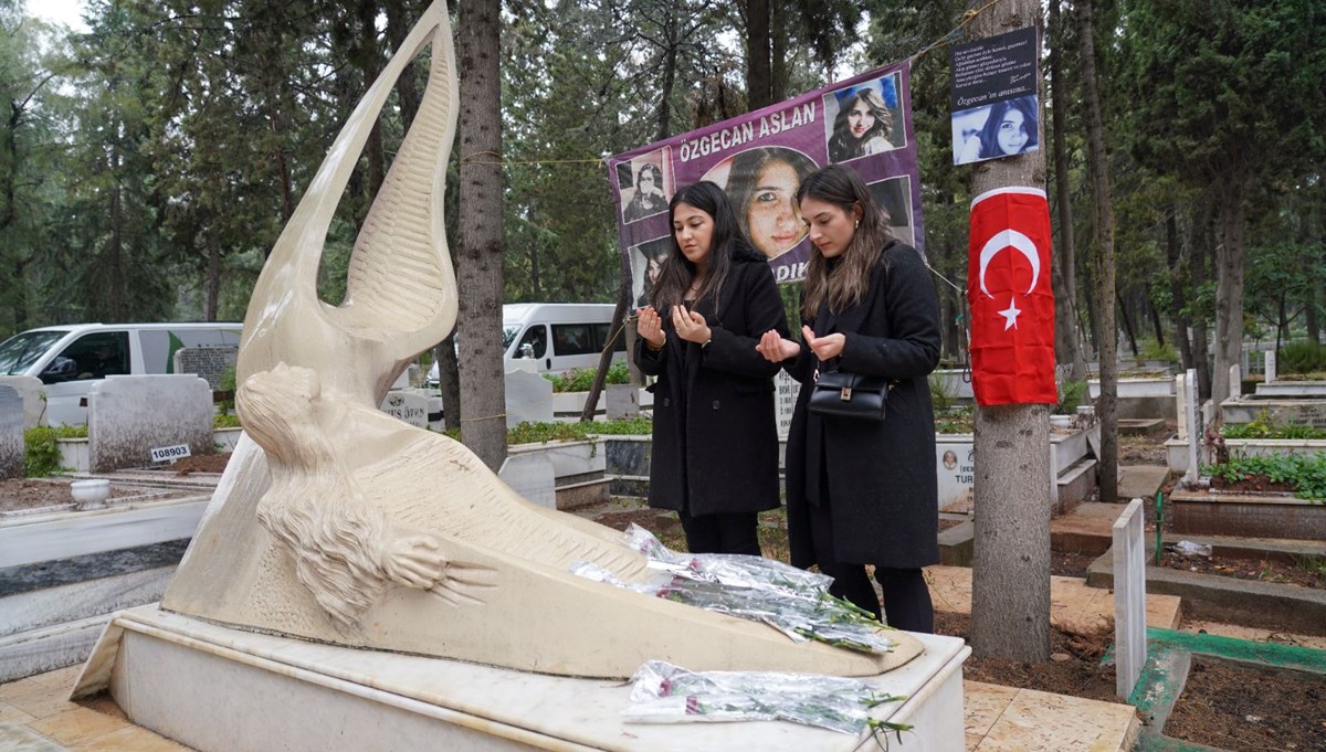 Özgecan Aslan, mezarı başında anıldı