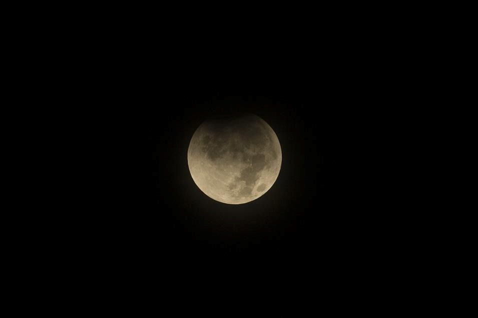 Ay tutulması, yeryüzünün Ay'ın ufuk çizgisinin üzerinde olduğu herhangi bir bölgesinden gözlenebilir. Ay'a karşı olan Dünya yüzeyine çarpan Güneş ışınları Dünya'nın atmosferi tarafından kırıldığı için, Ay tutulmasında Ay, tamamen kaybolmaz.<br /><br />Dünya etrafında kırılan ışıklarda mavi renk yutulduğu ve kırmızı renk yansıtıldığı için, Dünya'nın gölgesi kırmızı renkte görülür. Bu güçsüz ışık kalıntıları görünürlüğü mahallî atmosferik şartlara bağlı olarak Ay'ı tuhaf bir bakır renginde ortaya çıkarır. Bunun sonucunda Ay tutulması olur.<br /><br />Dünya, Ay ve Güneş'in bazı değişik durumları kısmi Ay tutulmasını sağlar. Bu durumlarda Ay'ın üzerine Dünya'nın tam gölgesi değil, kısmi gölgesi düşer.<br /><br />Ay tutulması genellikle yılda iki kere ortaya çıkar. Bazı özel durumlarda Ay tutulmasının hiç ortaya çıkmadığı veya üç defa ortaya çıktığı da olabilir.