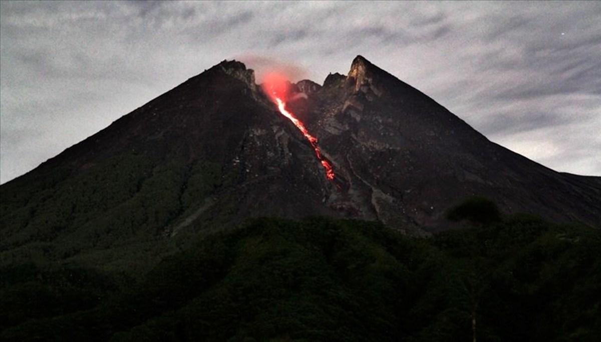 Endonezya'da Merapi Yanardağı yeniden patladı, başka yanardağlar da faaliyete geçti