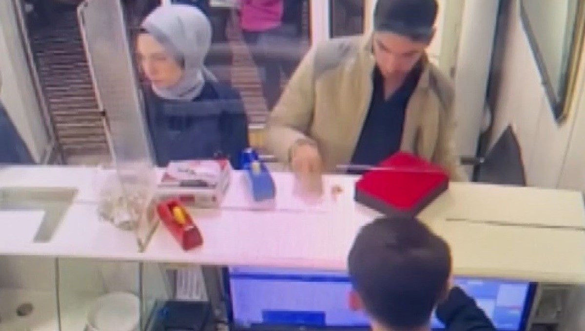 Bir anlık hatası 100 bin TL'ye mal oldu: Kuyumcudaki yanlış hesap kamerada Bir anlık hatası 100 bin TL'ye mal oldu: Kuyumcudaki yanlış hesap kamerada