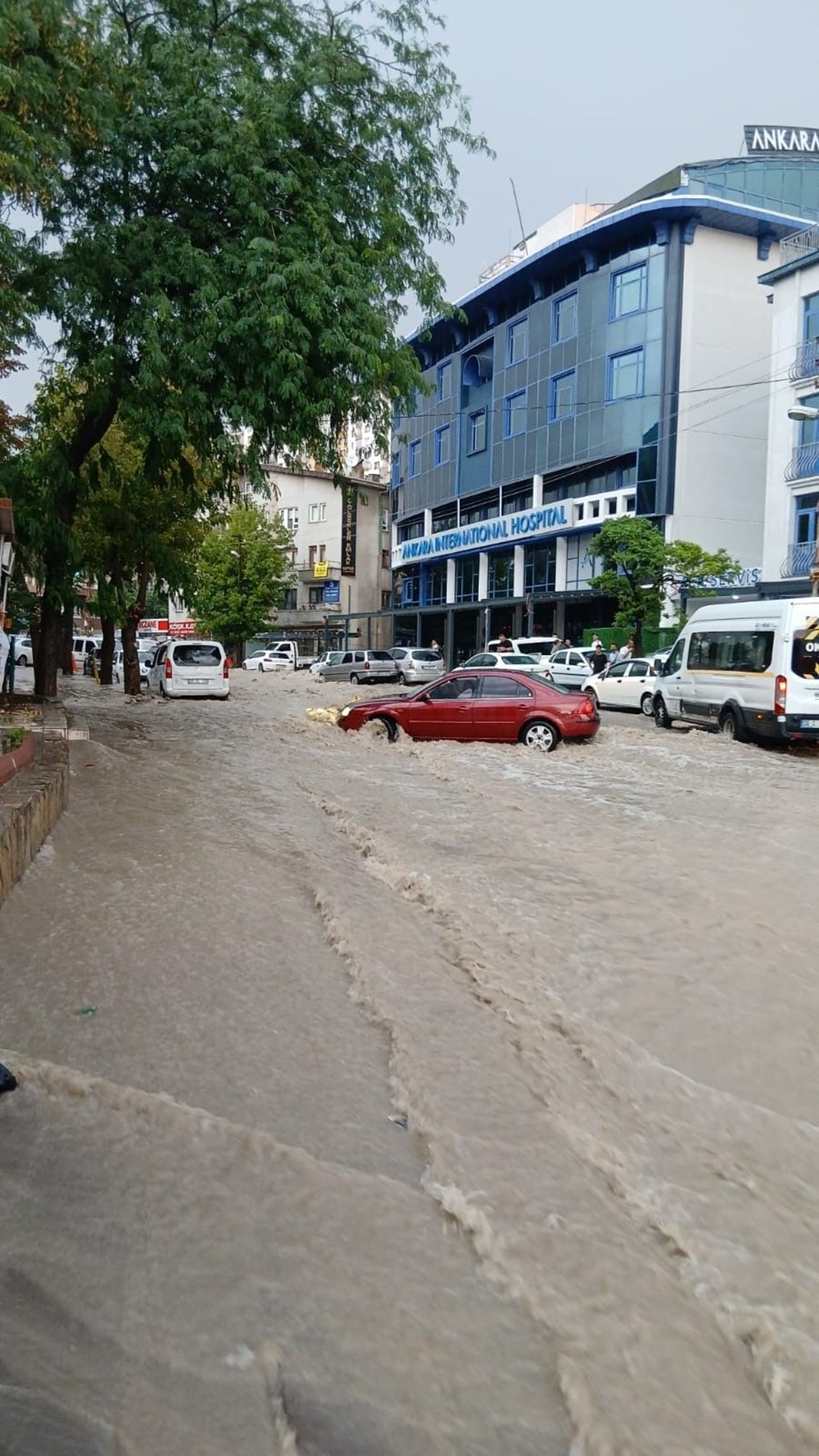 Ankara'da sağanak yağış: Arabalar sürüklendi - 5