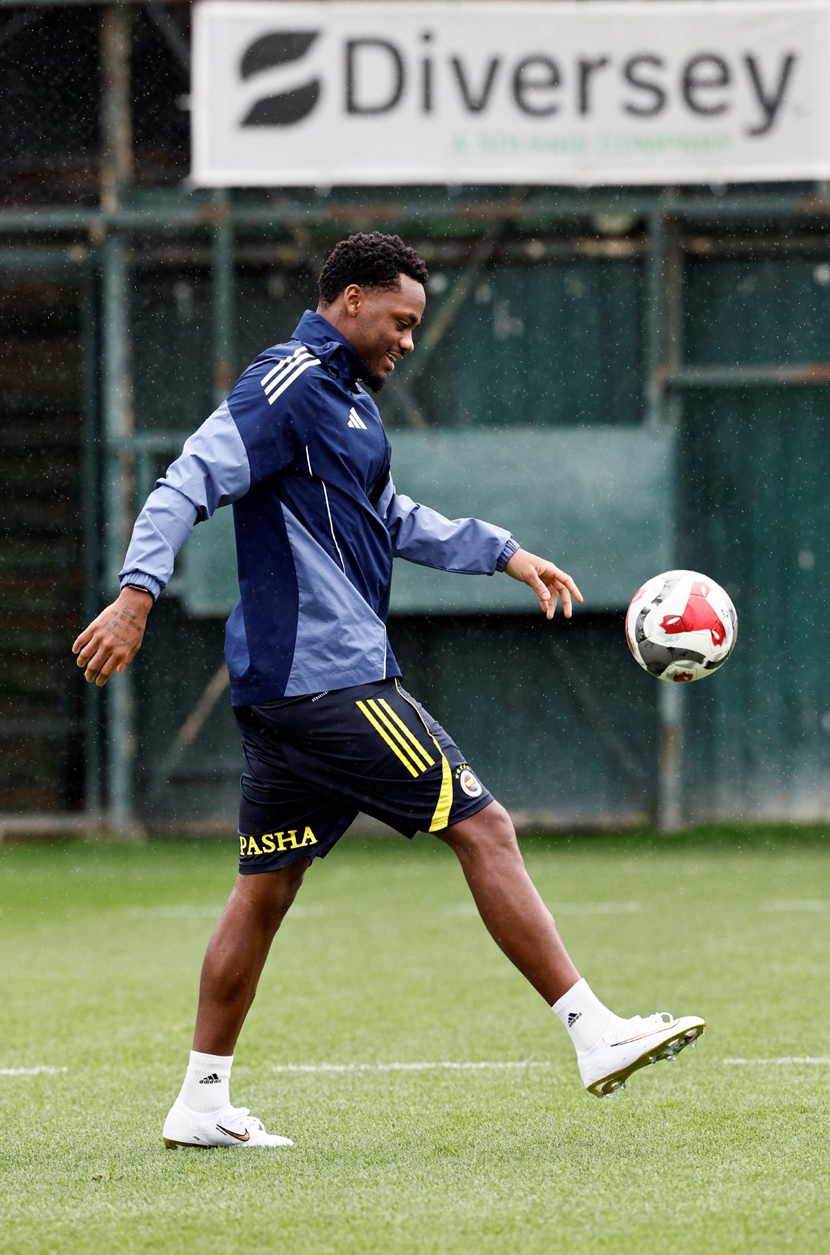 Jhon Duran, Fenerbahçe antrenmanında topla birlikte çalıştı.