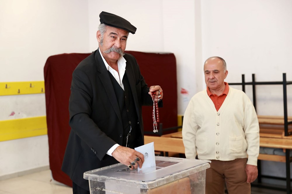 Sandık başından ilginç görüntüler: Kral da var astronot da - 20