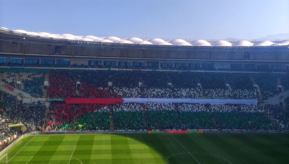 Bursaspor'dan Filistin koreografisi: Ateşkes gününde bayraklar Gazze için sallandı