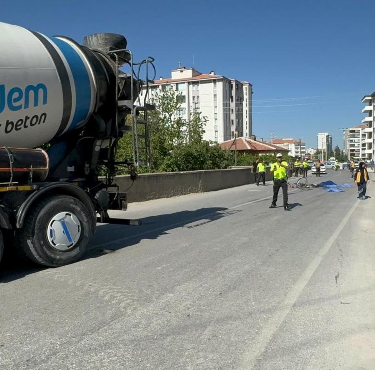 Konya’da beton mikserinin çarptığı bisikletli öldü