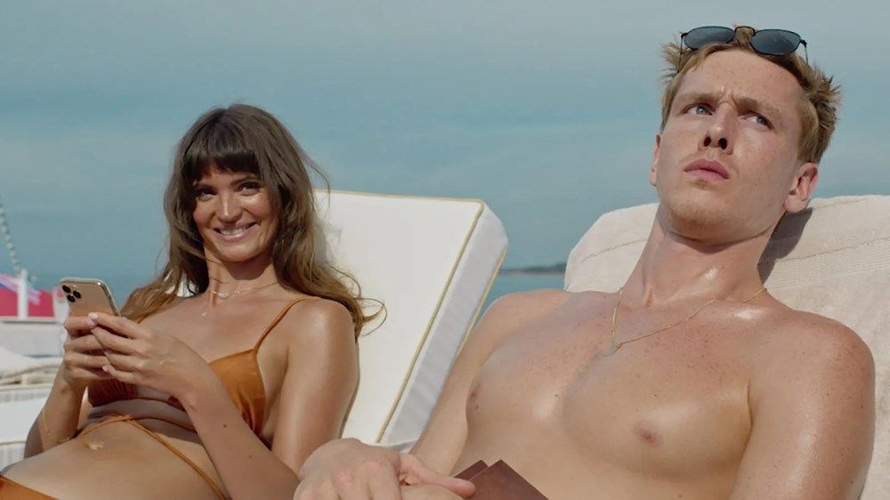Cannes ödüllü Hüzün Üçgeni filminin başrol oyuncusu Charlbi Dean hayatını kaybetti - 2