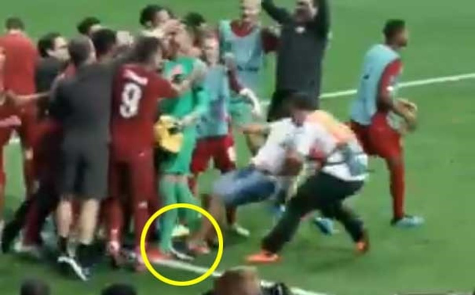 Süper Kupa Finali'nde sahaya giren taraftar Liverpool kalecisini sakatladı - 2