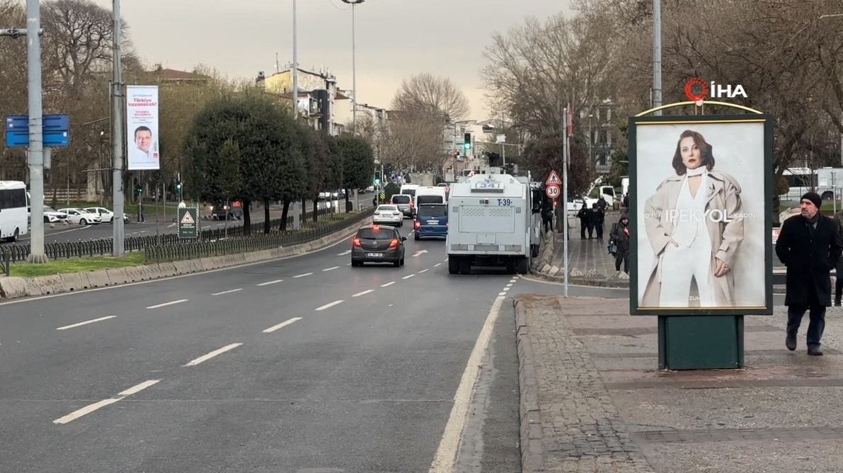 Belediye binası çevresinde TOMA