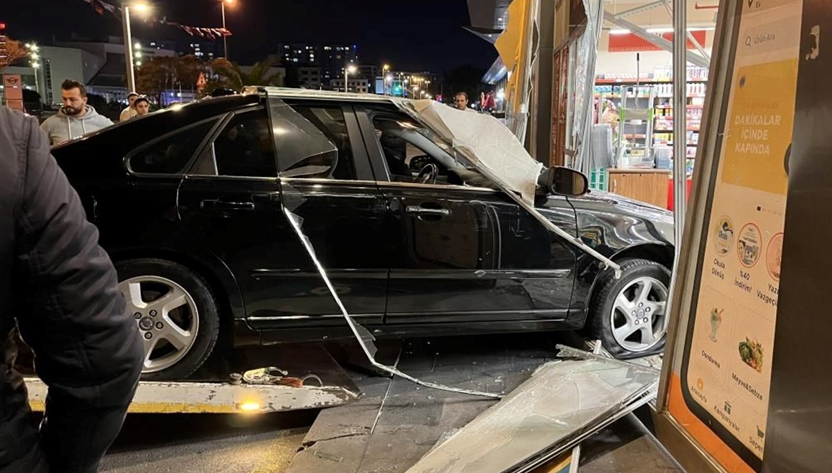 Avcılar’da hızını alamayan otomobil zincir markete girdi Avcılar’da hızını alamayan otomobil zincir markete girdi