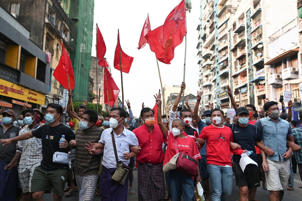 Myanmar'da on binlerce kişi cuntaya meydan okudu - 4