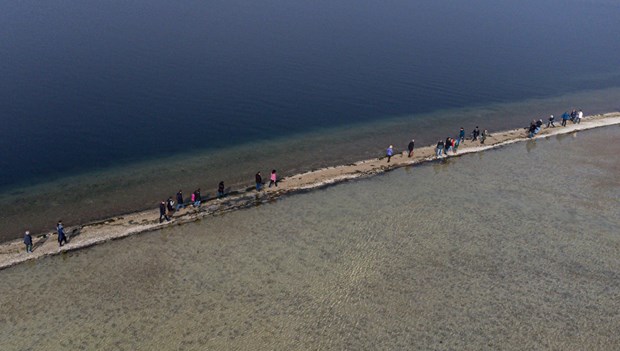 Il lago più grande d’Italia si è prosciugato: l’acqua del Lago di Garda è al minimo dal 1953