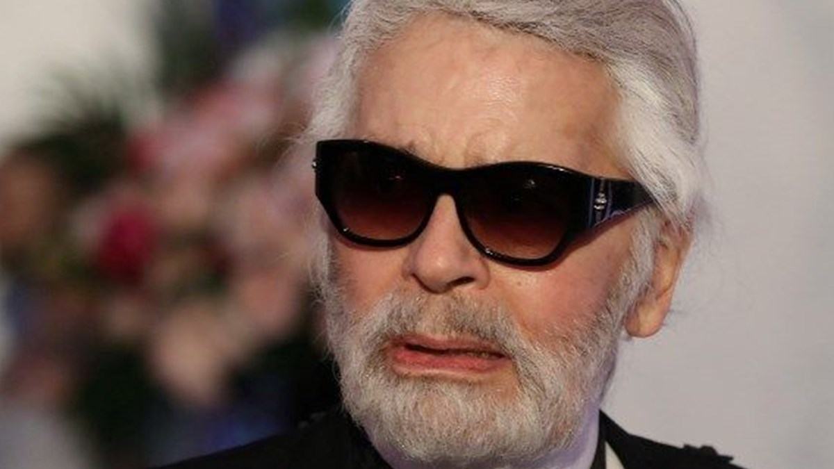 unlu modaci lagerfeld den merkel e siginmaci elestirisi