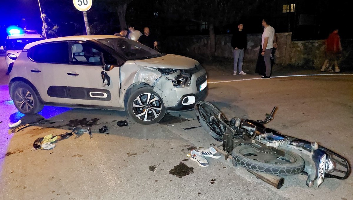 Motosiklet ve otomobil çarpıştı: Biri ağır 2 yaralı