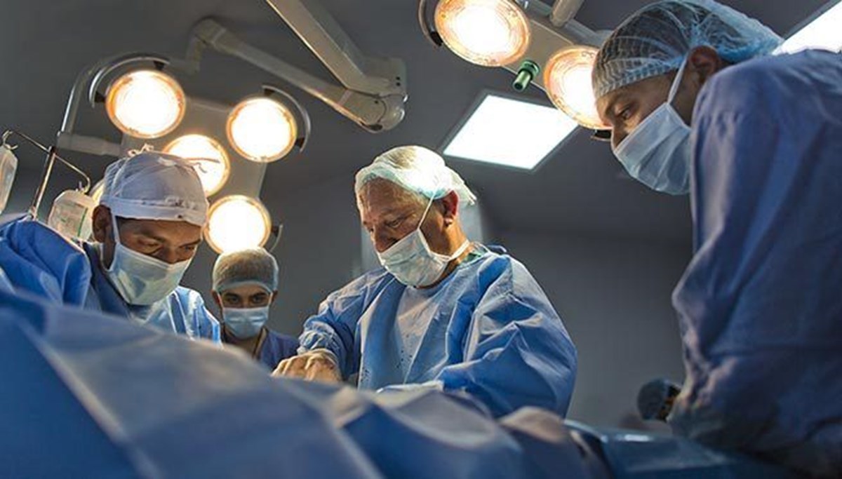 Hollanda'da yapay kalp nakli yapılan ilk hasta öldü