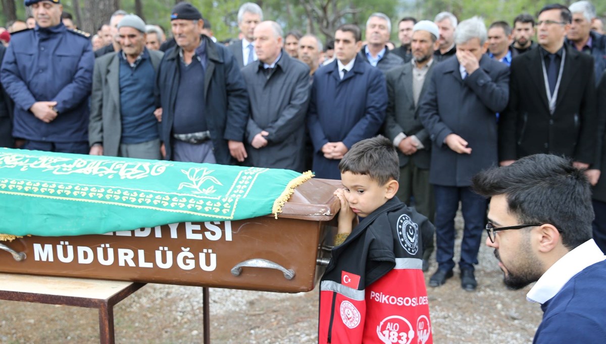 Denizli'de maden ocağındaki göçükte ölen işçi toprağa verildi Denizli'de maden ocağındaki göçükte ölen işçi toprağa verildi
