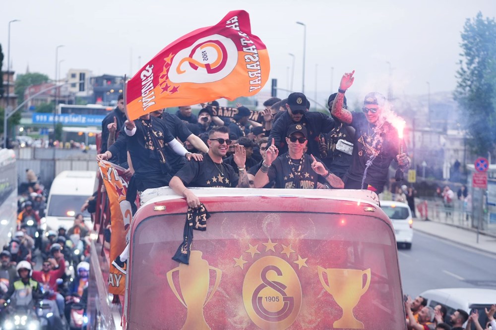 Okan Buruk, canlı yayında ayrılıkları ve Osimhen'i açıkladı: