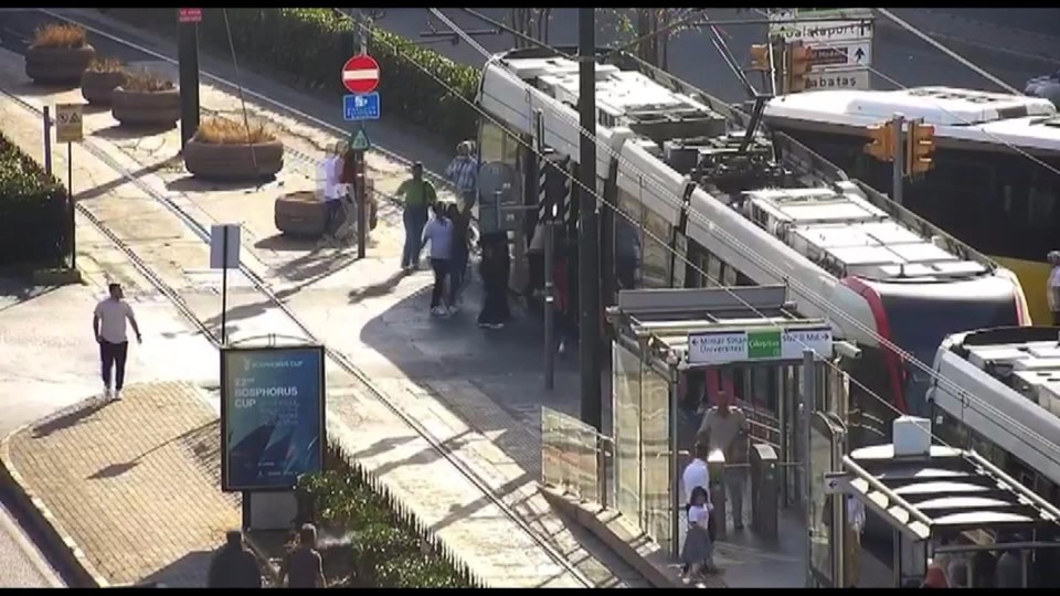 Kabataş tramvayına otobüs çarptı - 1