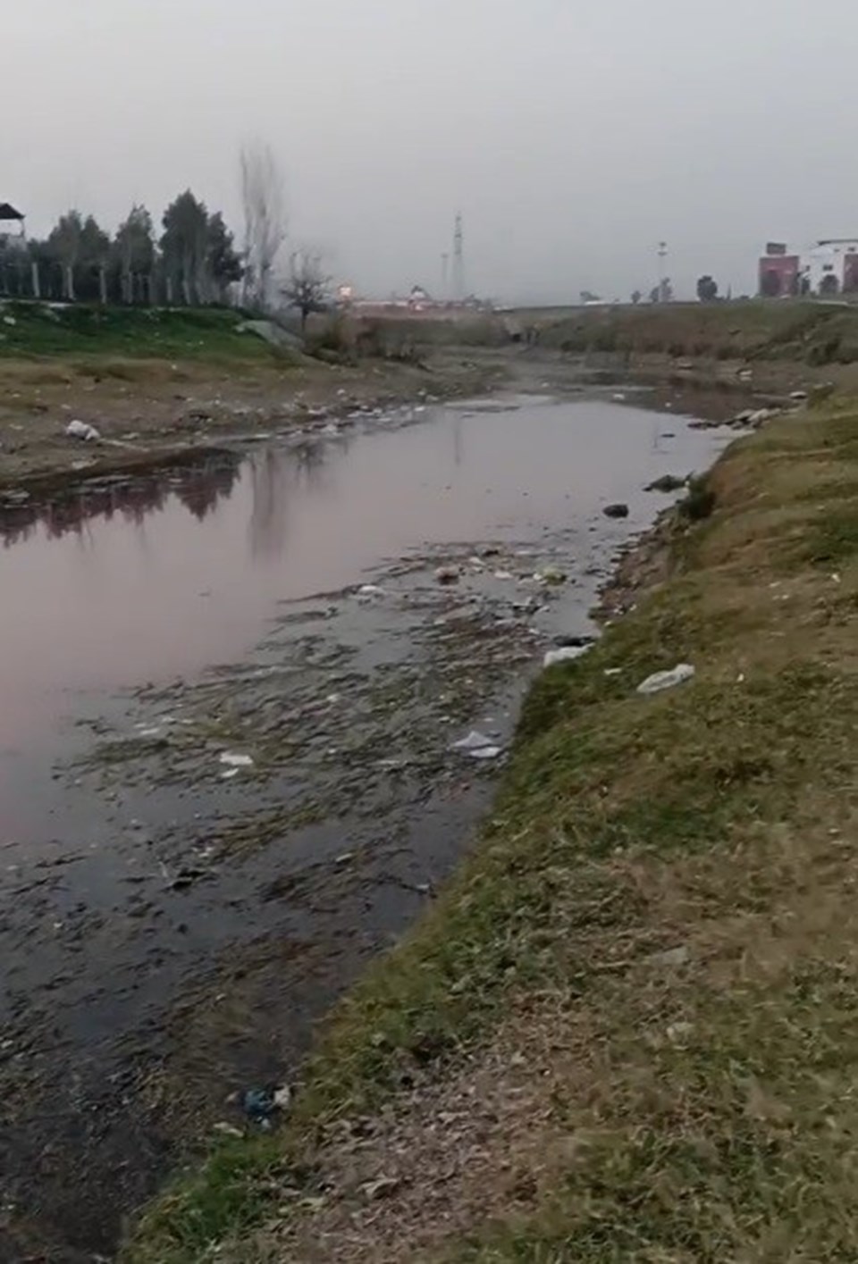 Kimyasal atık bırakılan dere kırmızı akmaya başladı - 2