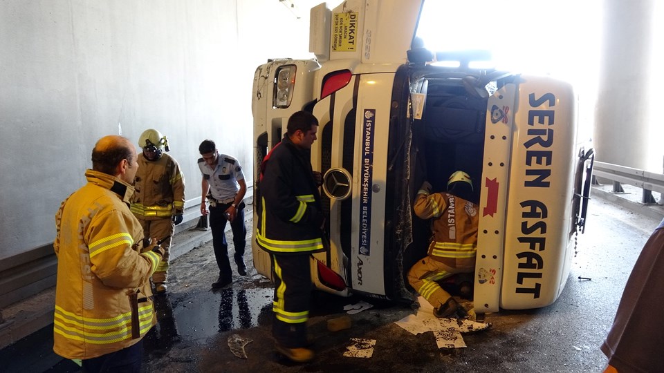 SON DAKİKA: Zeytinburnu'nda hafriyat kamyonu devrildi - 1