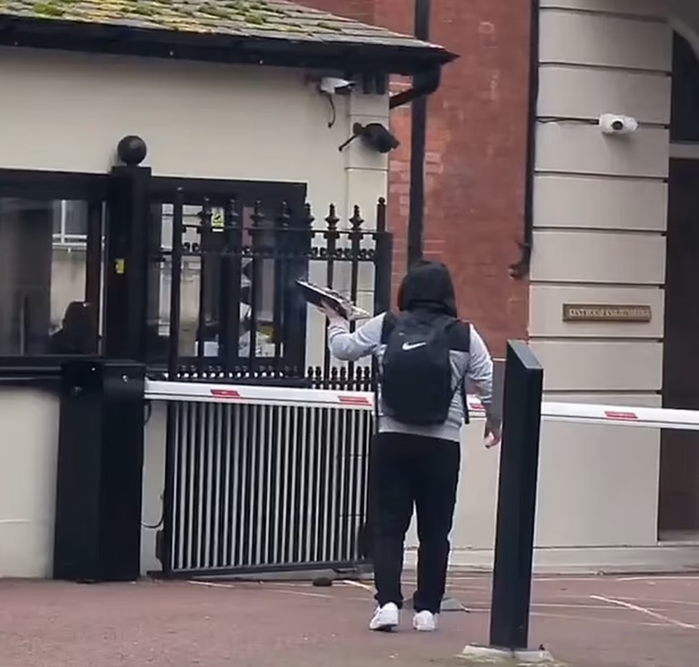 Londra'daki Türk Konsolosluğu önünde Kur'an-ı Kerim yakıldı - 1