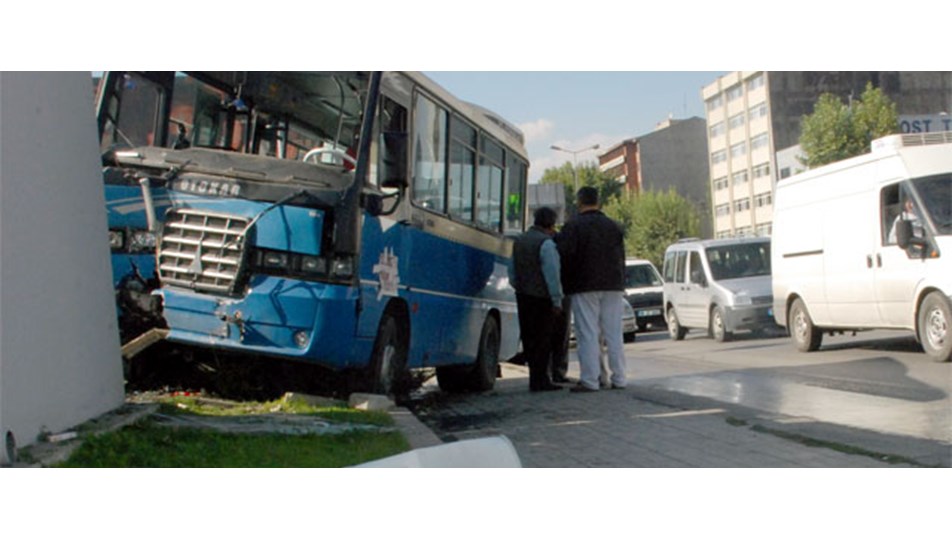 Minibüs üst geçide çarptı: 1 ölü