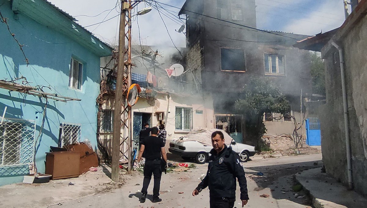 Eşyaları yola atıp, kurusıkıyla ateş açtı: Eve giren 3 polisi yaraladı Eşyaları yola atıp, kurusıkıyla ateş açtı: Eve giren 3 polisi yaraladı