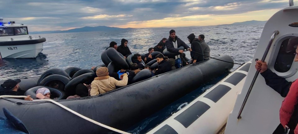 İzmir açıklarında 50'si çocuk 186 göçmen karaya çıkartıldı - 1