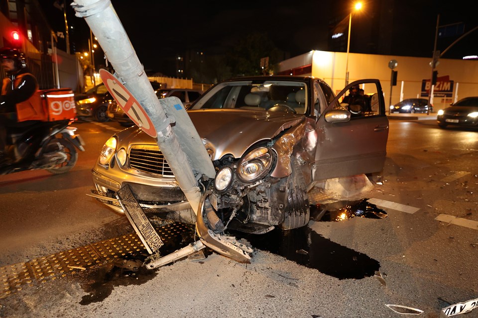 Kazaya müdahale eden polise hafif ticari araç çarptı: 1 polis memuru yaralandı - 1