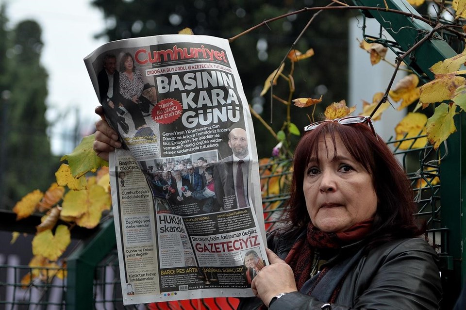 Gazeteci Can Dündar ve Erdem Gül’ün tutuklanmasına protesto - 11