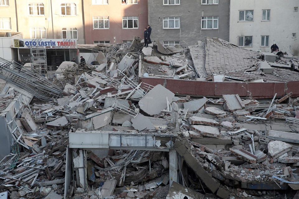 Zeytinburnu’da bina çöktü : 2 ölü - 2