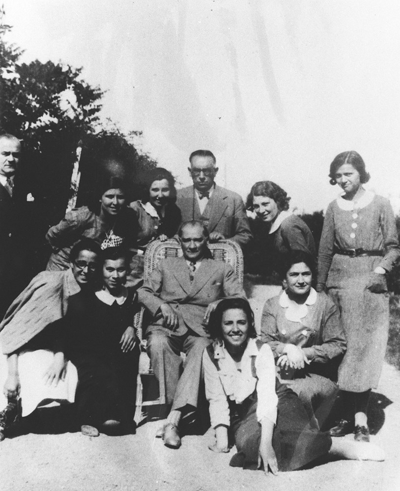 ataturk un gulerken cekilmis