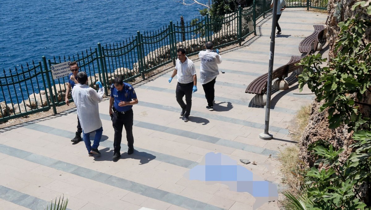Antalya'da parkta ceset bulundu Antalya'da parkta ceset bulundu