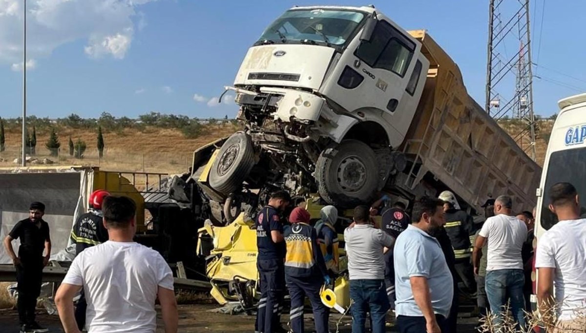 Gaziantep'te feci kaza | Kamyon, TIR'ın üzerine çıktı: 1 ölü, 2 yaralı Gaziantep'te feci kaza | Kamyon, TIR'ın üzerine çıktı: 1 ölü, 2 yaralı