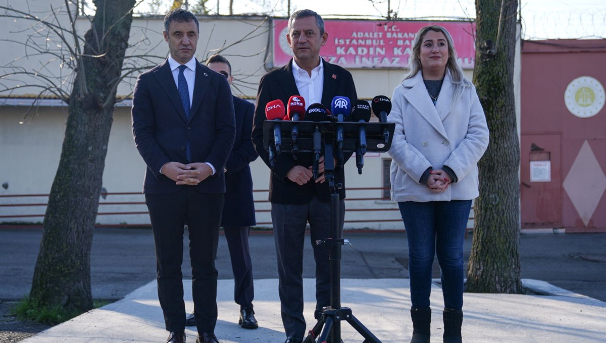 Özgür Özel'den Mine Özerden ve Çiğdem Mater'e ziyaret Özgür Özel'den Mine Özerden ve Çiğdem Mater'e ziyaret
