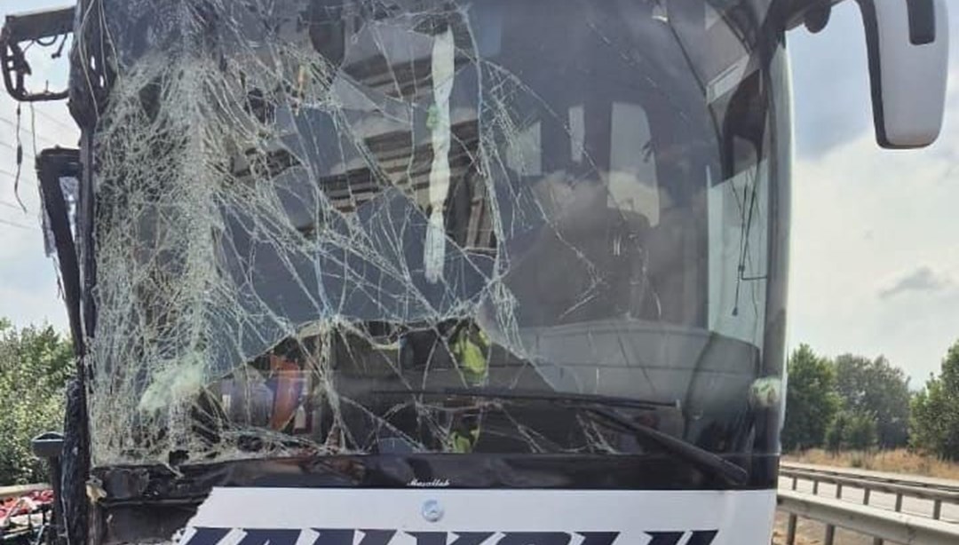 Bursa'da yolcu otobüsü, TIR'a çarptı; 1 yaralı