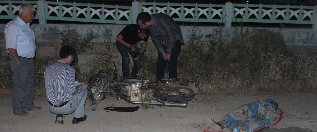 Üç çocuğun bindiği motosiklet cami duvarına çarptı 1 ölü Son Dakika