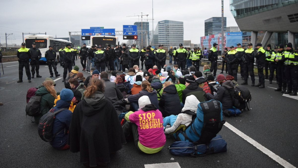 Hollanda'da iklim aktivistleri otoyolu kapattı