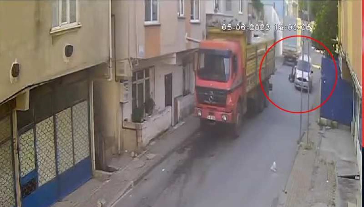 Kadın araçtan yola atıldı Kadın araçtan yola atıldı