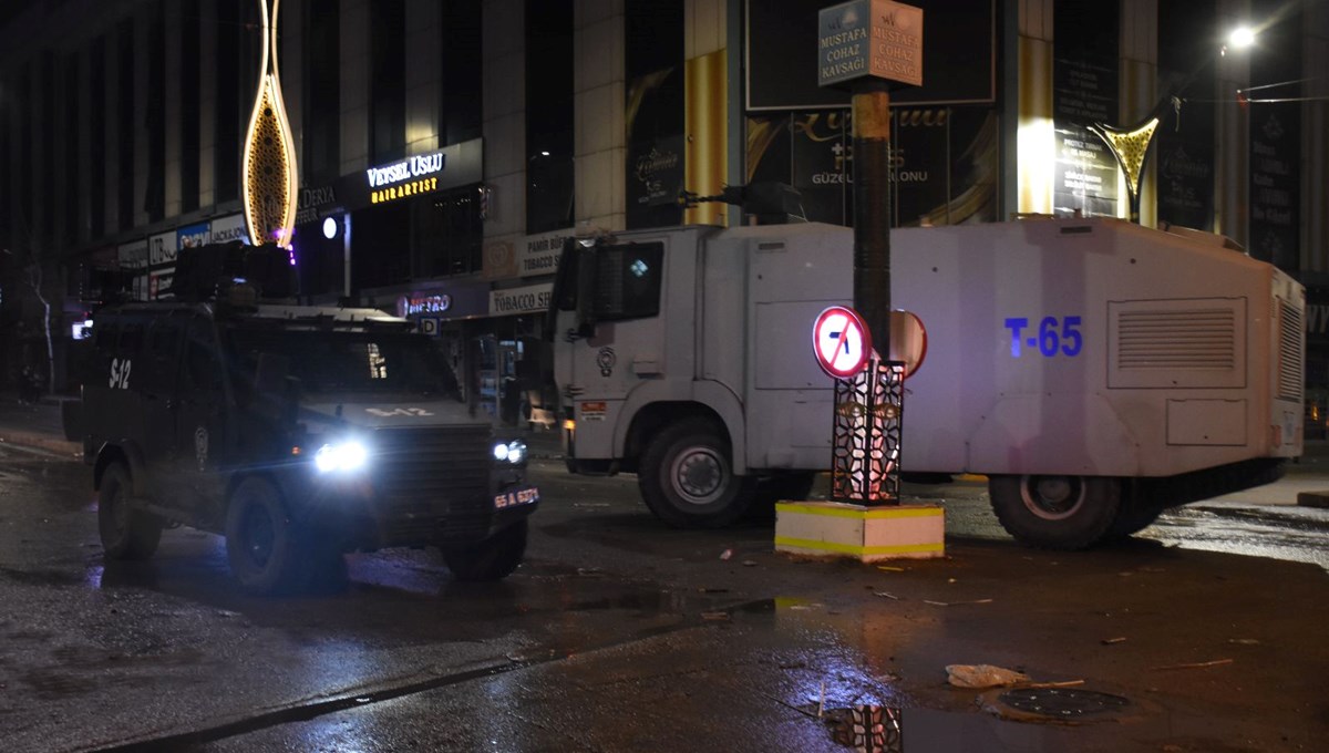 Van'da YSK'nin kararı sonrası güvenlik güçlerine taş atanlara polis müdahale etti Van'da YSK'nin kararı sonrası güvenlik güçlerine taş atanlara polis müdahale etti