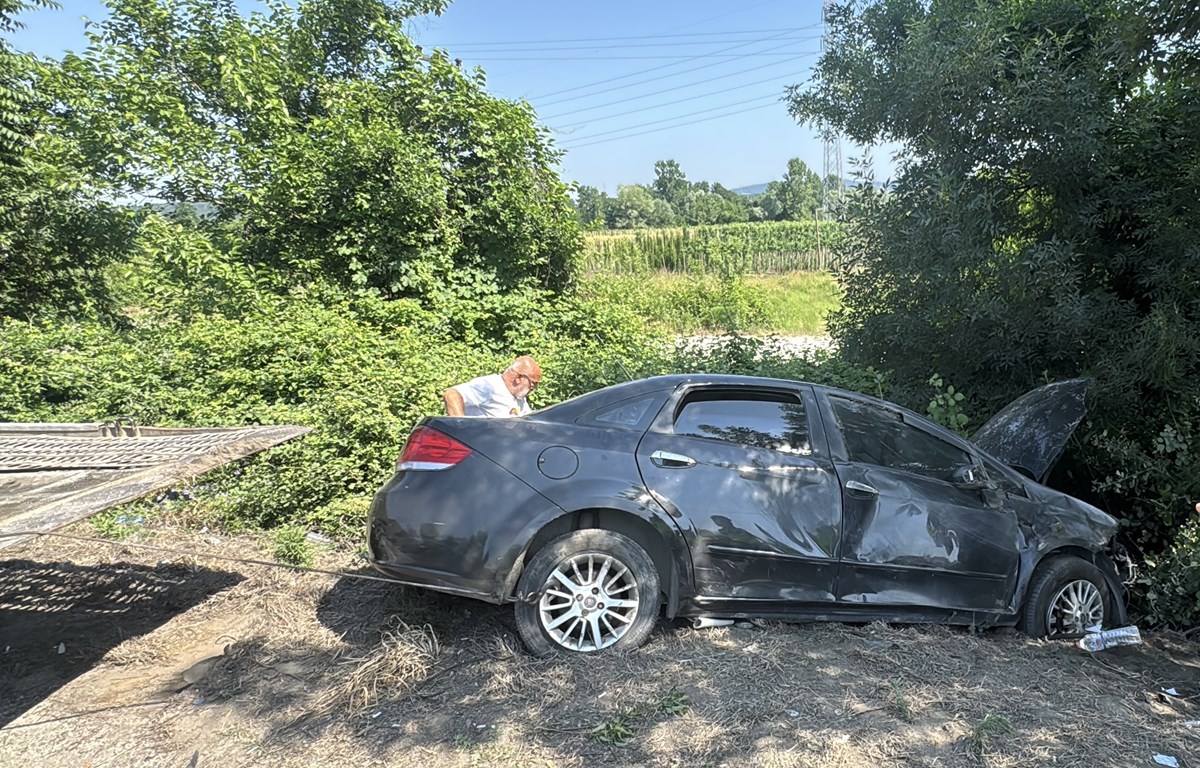 Çarpmanın etkisiyle savrulan otomobil