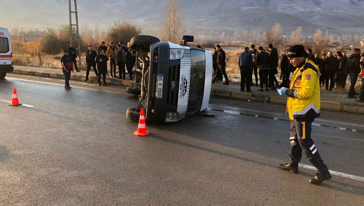 Okul servis minibüsü devrildi: 11 öğrenci yaralı Okul servis minibüsü devrildi: 11 öğrenci yaralı