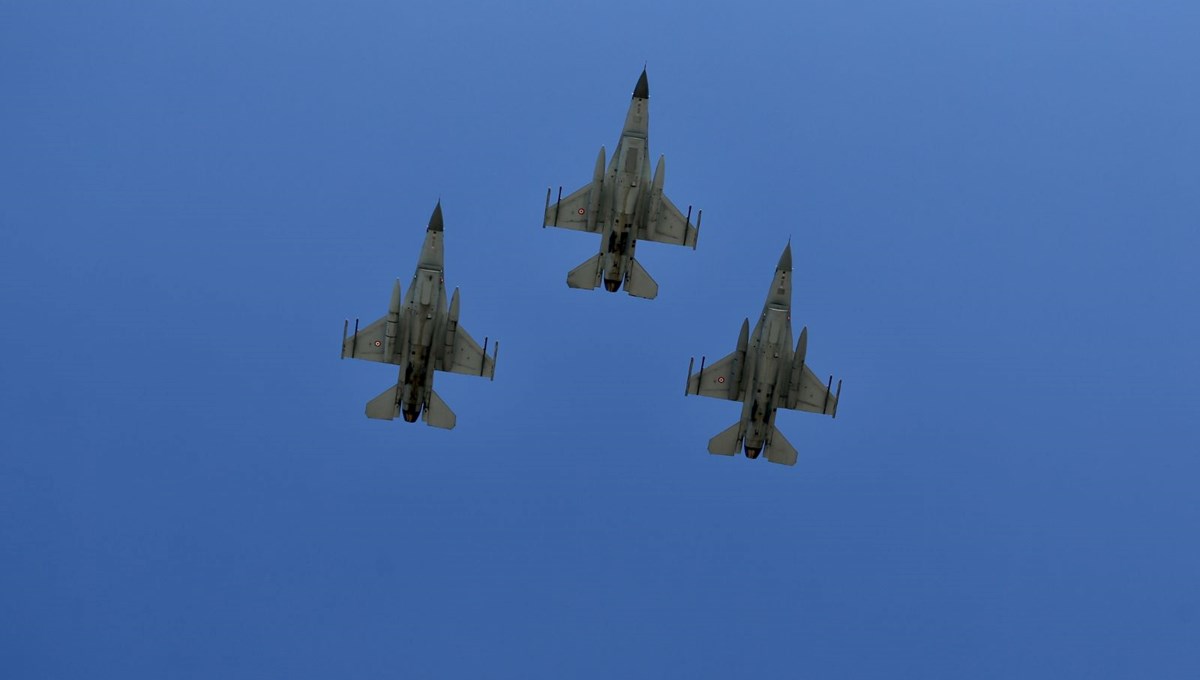 Fethiye'de F-16'lardan gösteri uçuşu
