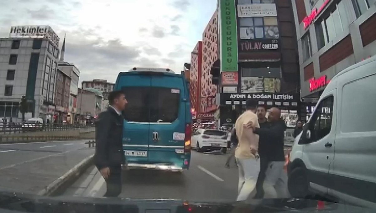 Hatalı park tartışması kamerada: Tekme atıp bıçakla üzerine yürüdü Hatalı park tartışması kamerada: Tekme atıp bıçakla üzerine yürüdü