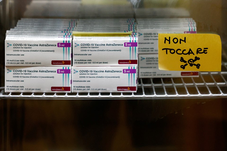 AB’den aşı baskını: İtalya’da 29 milyon doz AstraZeneca aşısı bulundu - 1