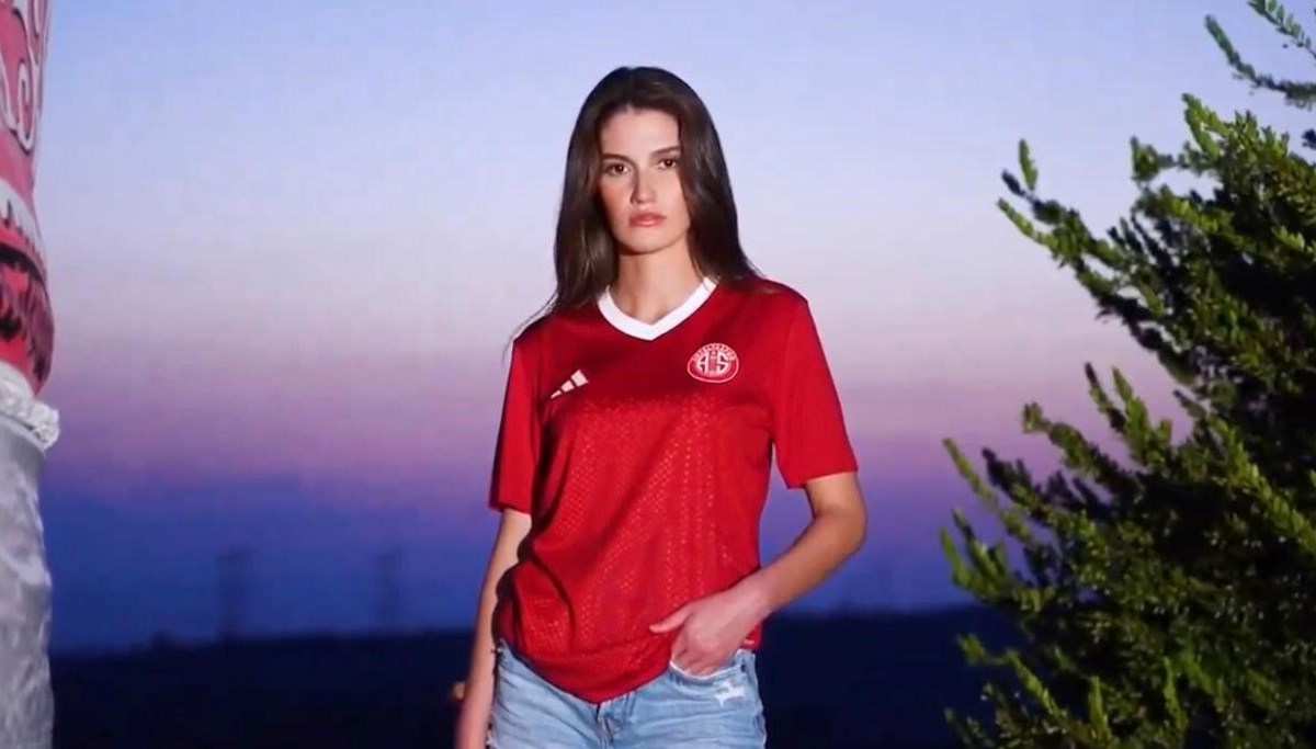 Antalyaspor, yeni sezon formasını tanıttı Antalyaspor, yeni sezon formasını tanıttı